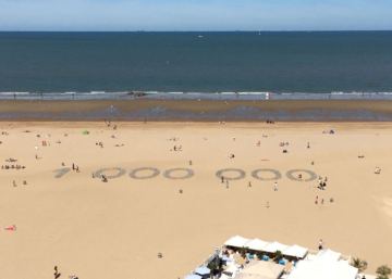 Photo of the stunt on the Ostend beach: 15,000 paper windmills were placed, making up the number 1,000,000.